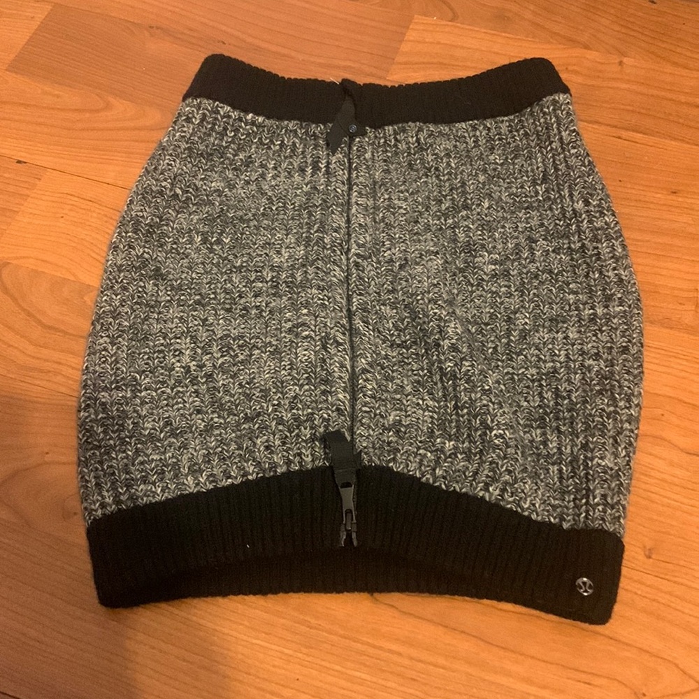 Euc Lululemon infinity zipper scarf.  Can be worn several ways.